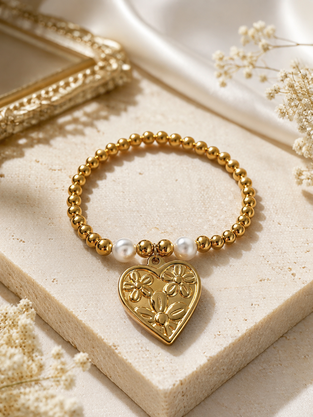 Pulsera dorada de cuentas con perlas y dije de corazón floral