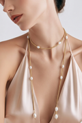 Collar largo dorado con perlas naturales usado en modelo