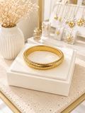 Brazalete elástico ancho dorado tipo omega en acero inoxidable