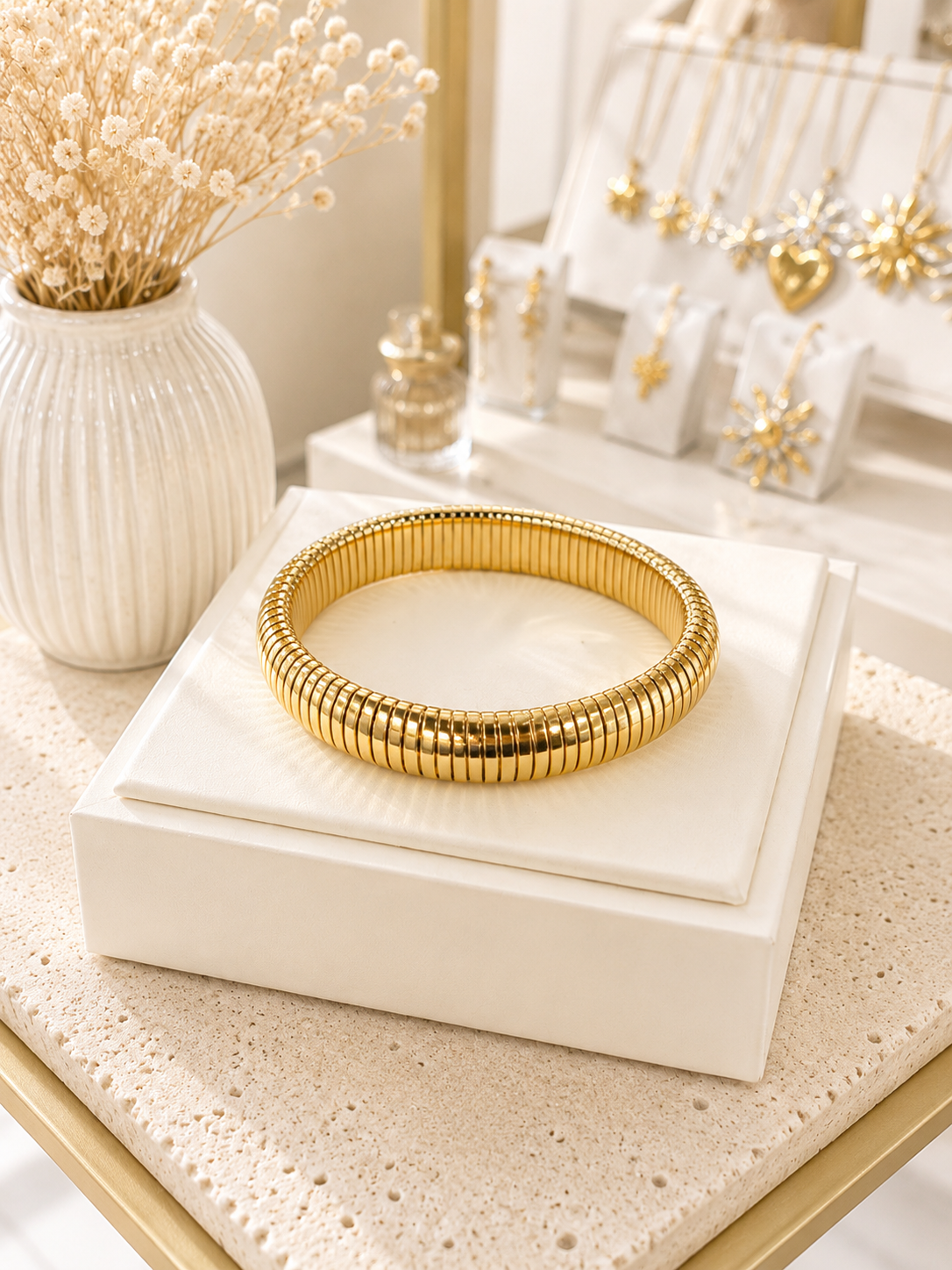Brazalete elástico ancho dorado tipo omega en acero inoxidable