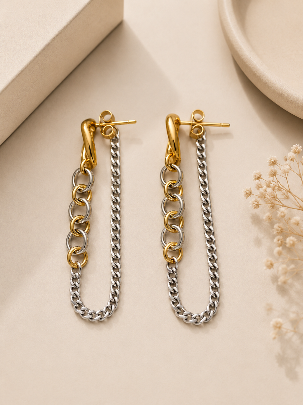 Aretes Dorados con Cadena Bicolor