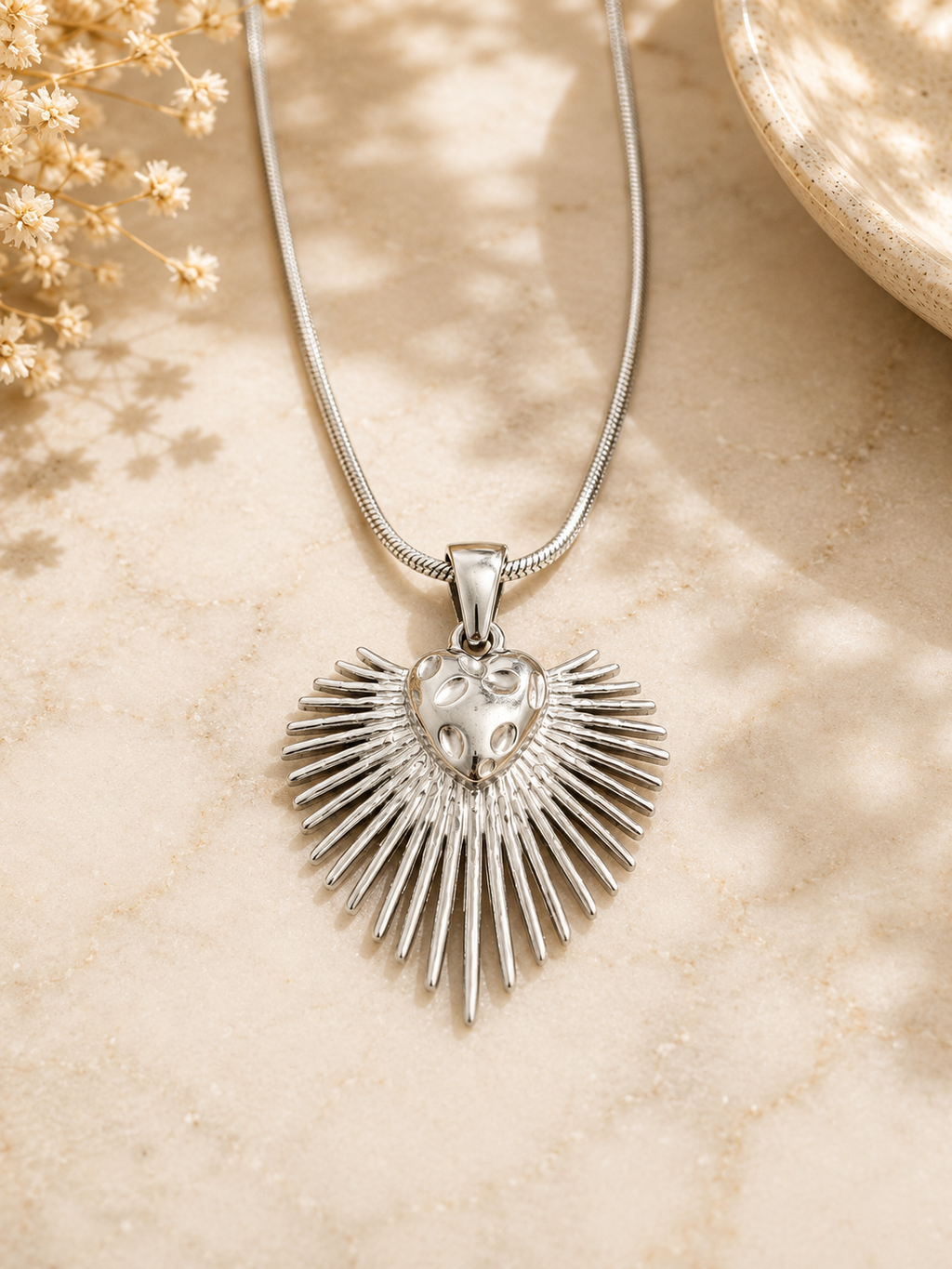 Collar corazón sagrado rayos plateado detalle