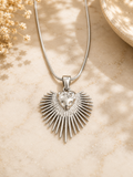 Collar corazón sagrado rayos plateado detalle
