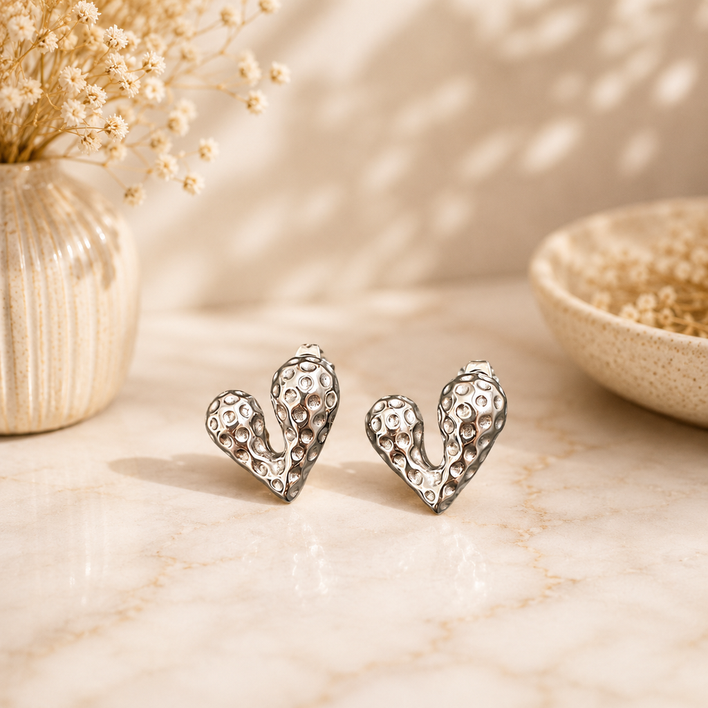 Aretes corazón texturizado plateado