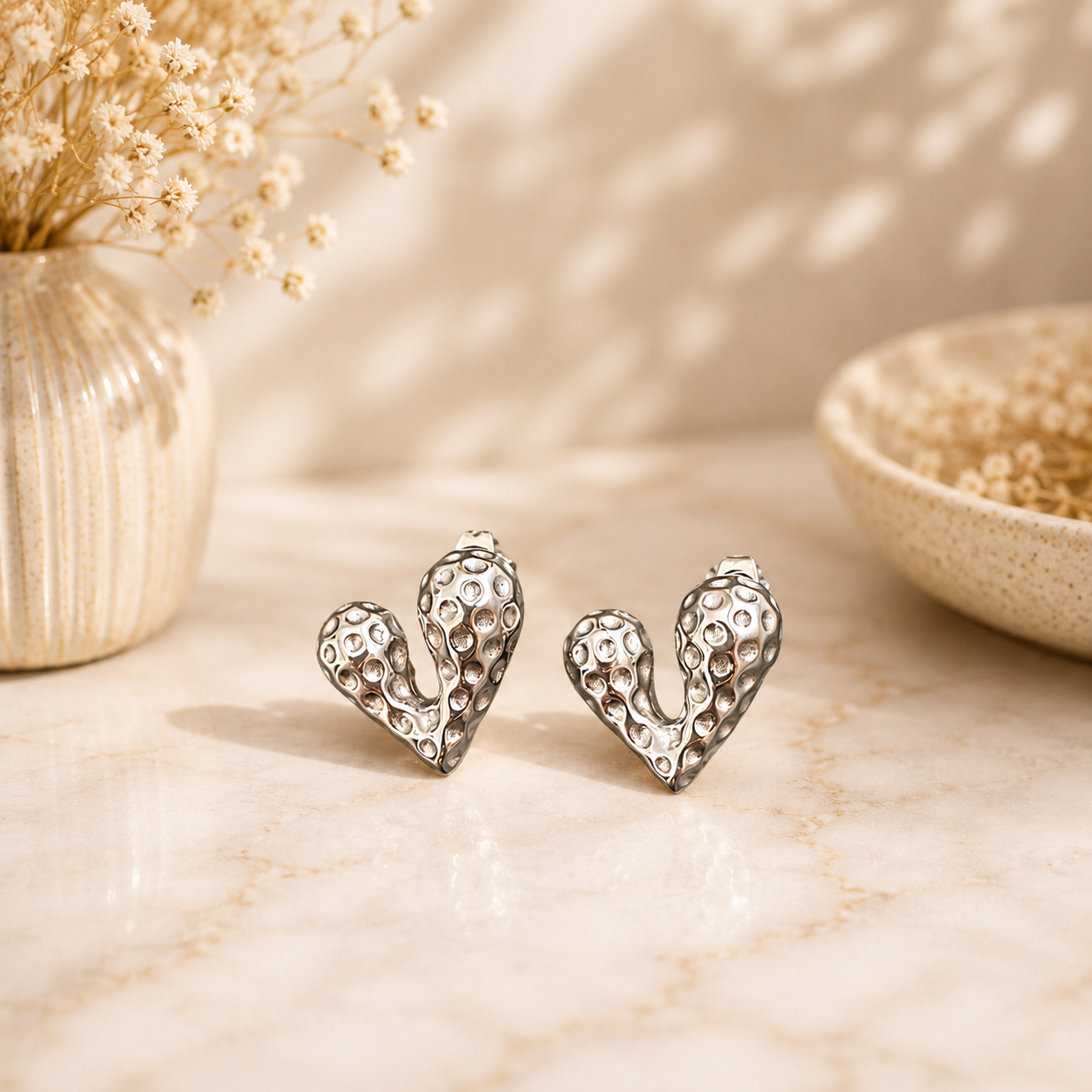 Aretes corazón texturizado plateado