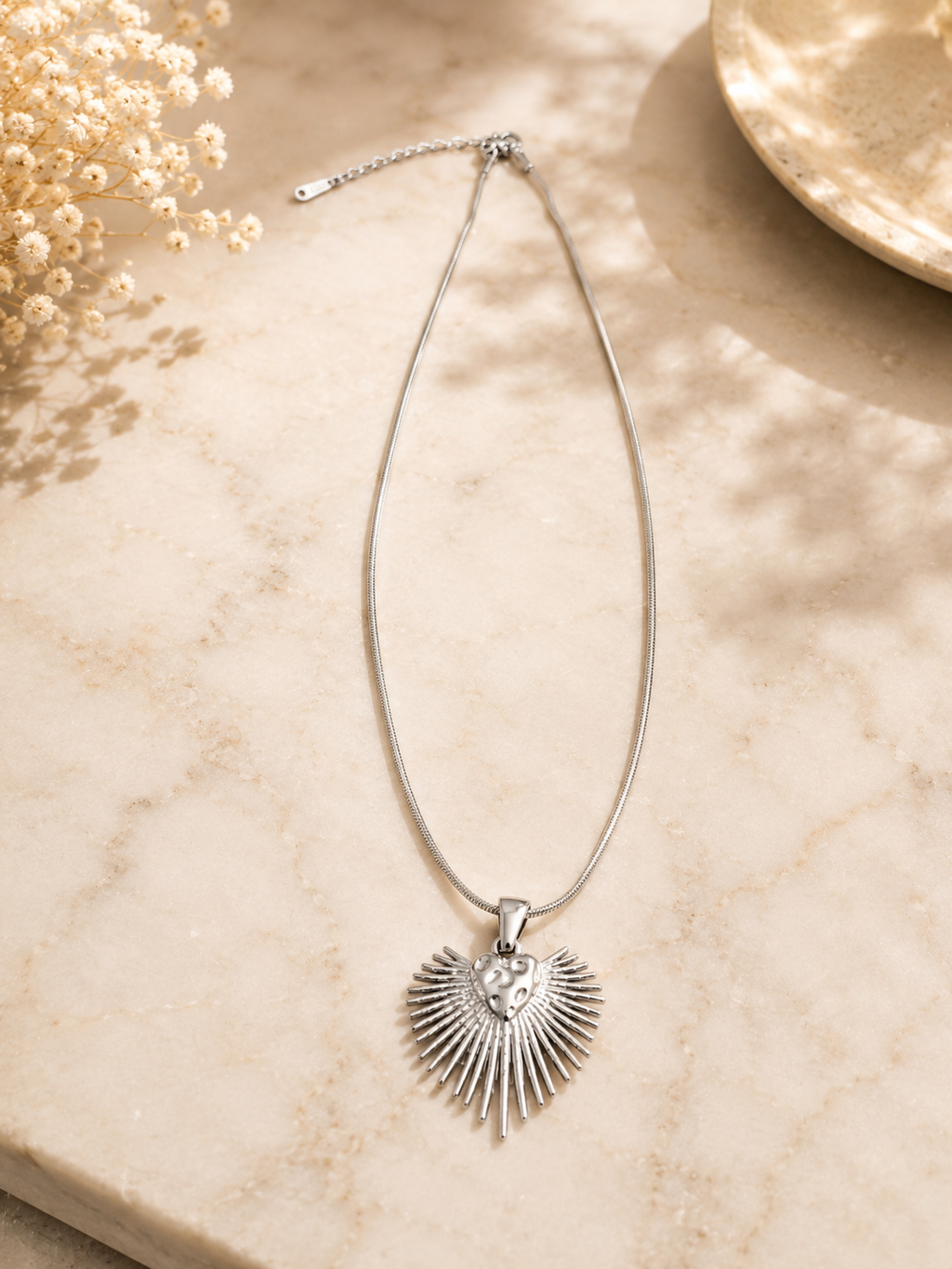 Collar corazón sagrado rayos plateado completo