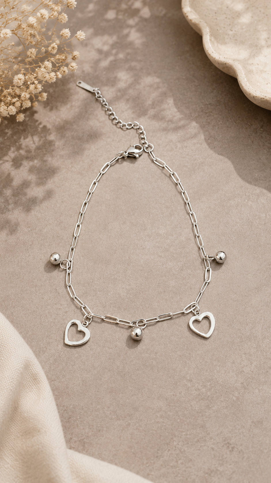 Pulsera cadena charms corazón plateada detalle