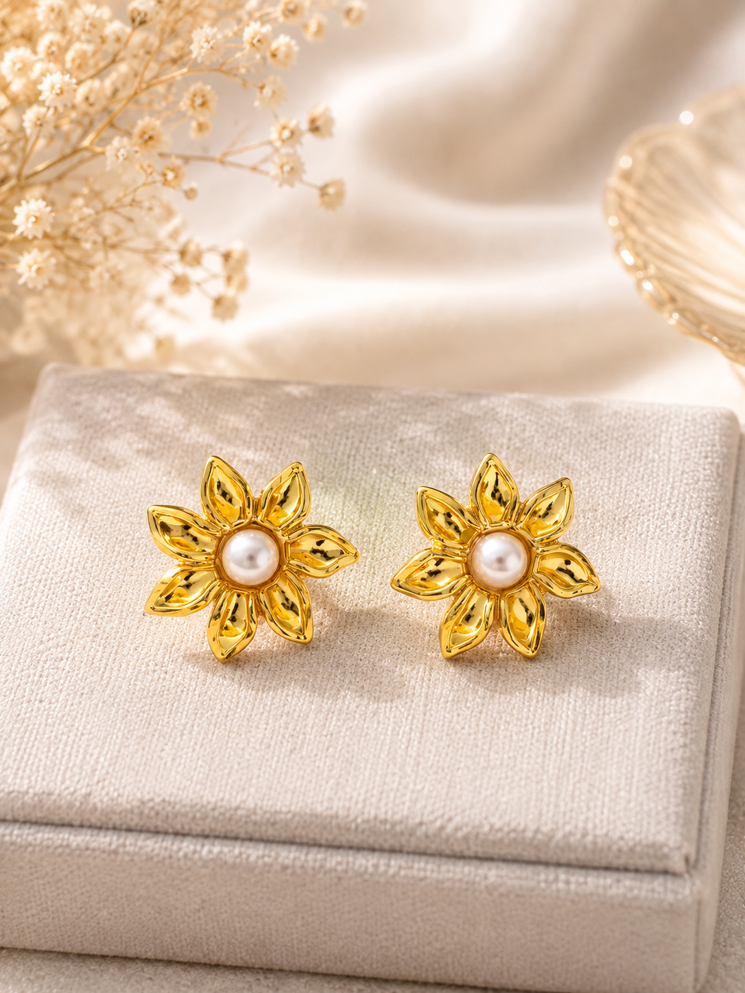 Aretes de flor dorada con perla central en estuche