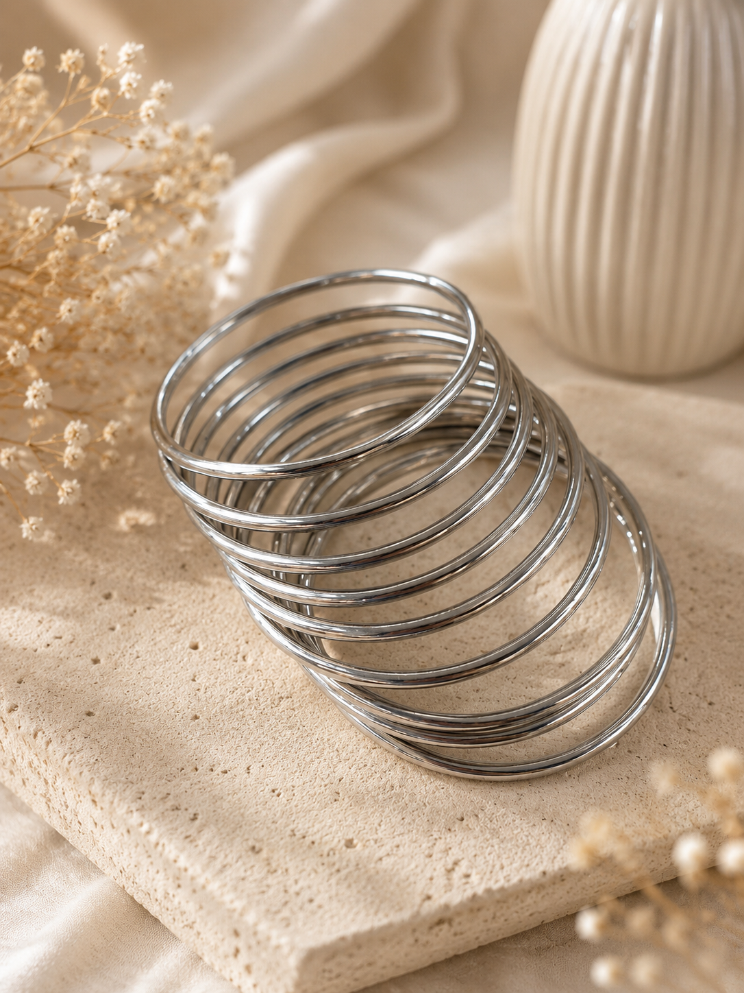 Set de bangles plateados delgados apilables en acero inoxidable