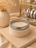 Brazalete elástico ancho plateado tipo omega en acero inoxidable