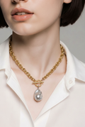 Collar cadena dorada con perla barroca y cierre toggle