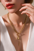Collar cadena cubana dorada con candado y llave puesto en modelo