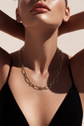 Collar cadena dorada eslabones texturizados puesto en modelo con top negro