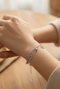Pulsera cadena charms corazón plateada puesta