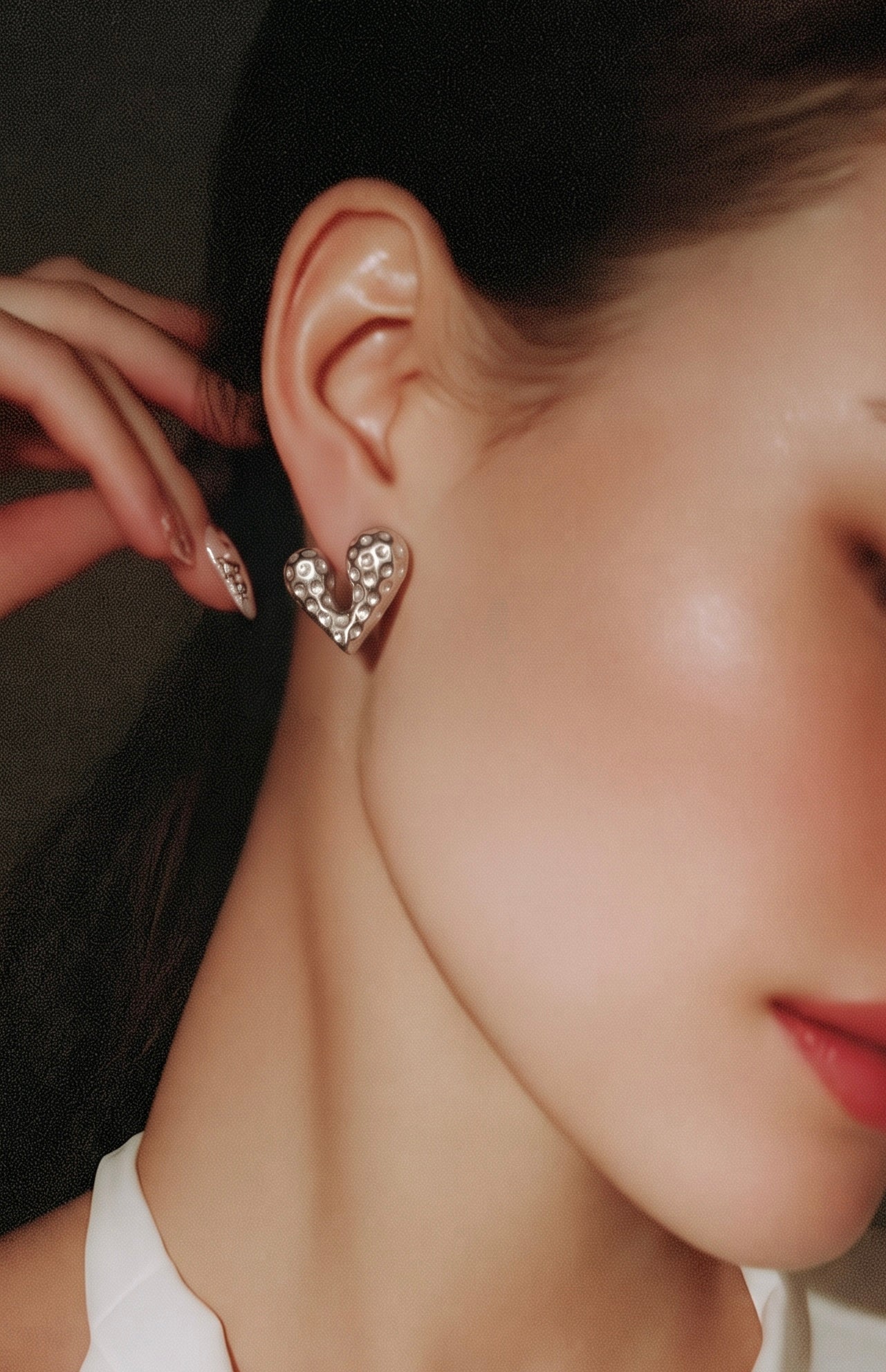 Aretes corazón texturizado plateado puesto