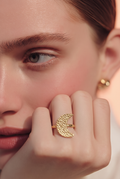 Anillo de luna creciente dorada con textura martillada usado por modelo