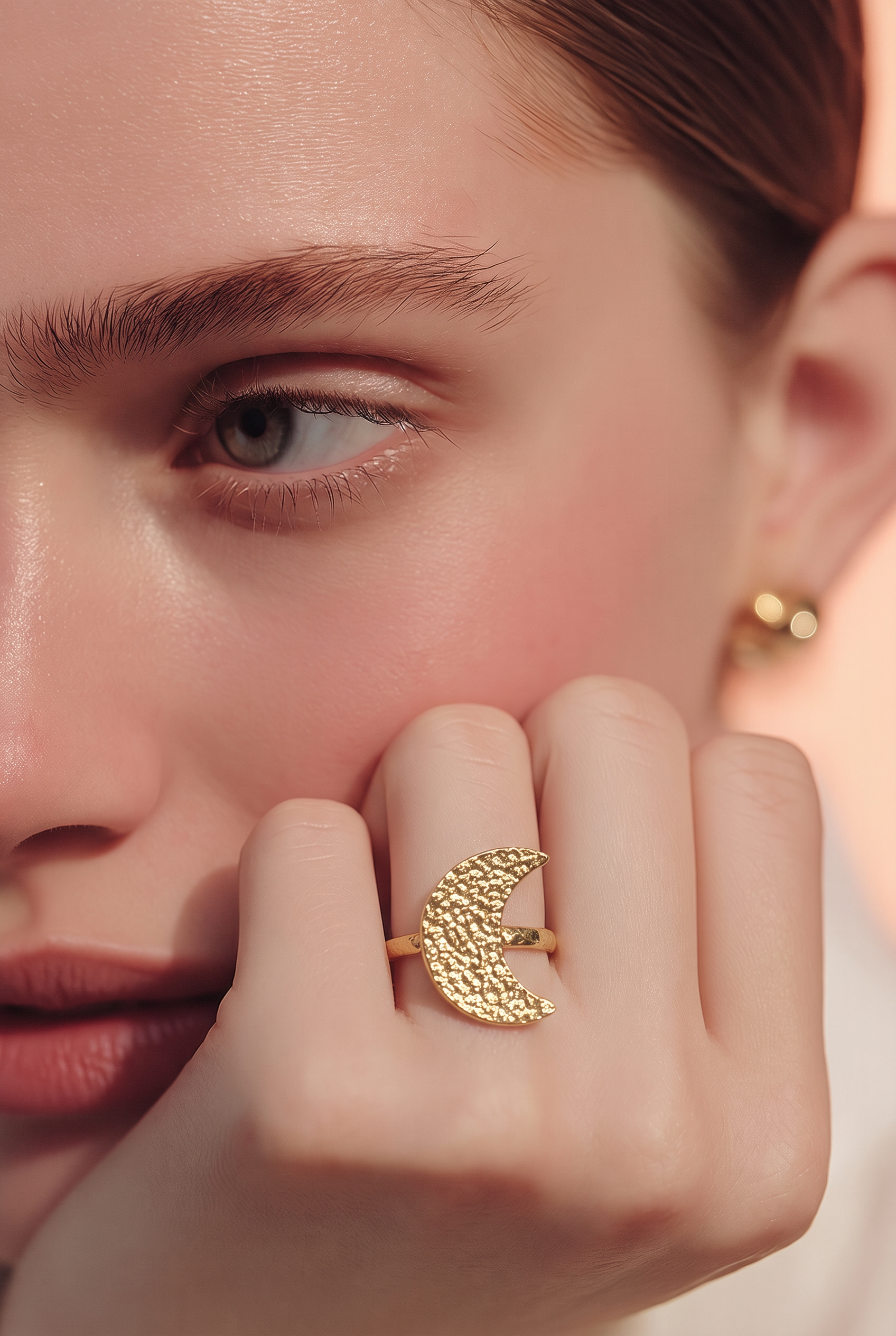 Anillo de luna creciente dorada con textura martillada usado por modelo