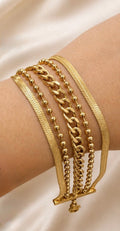 Set stack de pulseras doradas apiladas en muñeca: herringbone, bolas, cubana y más